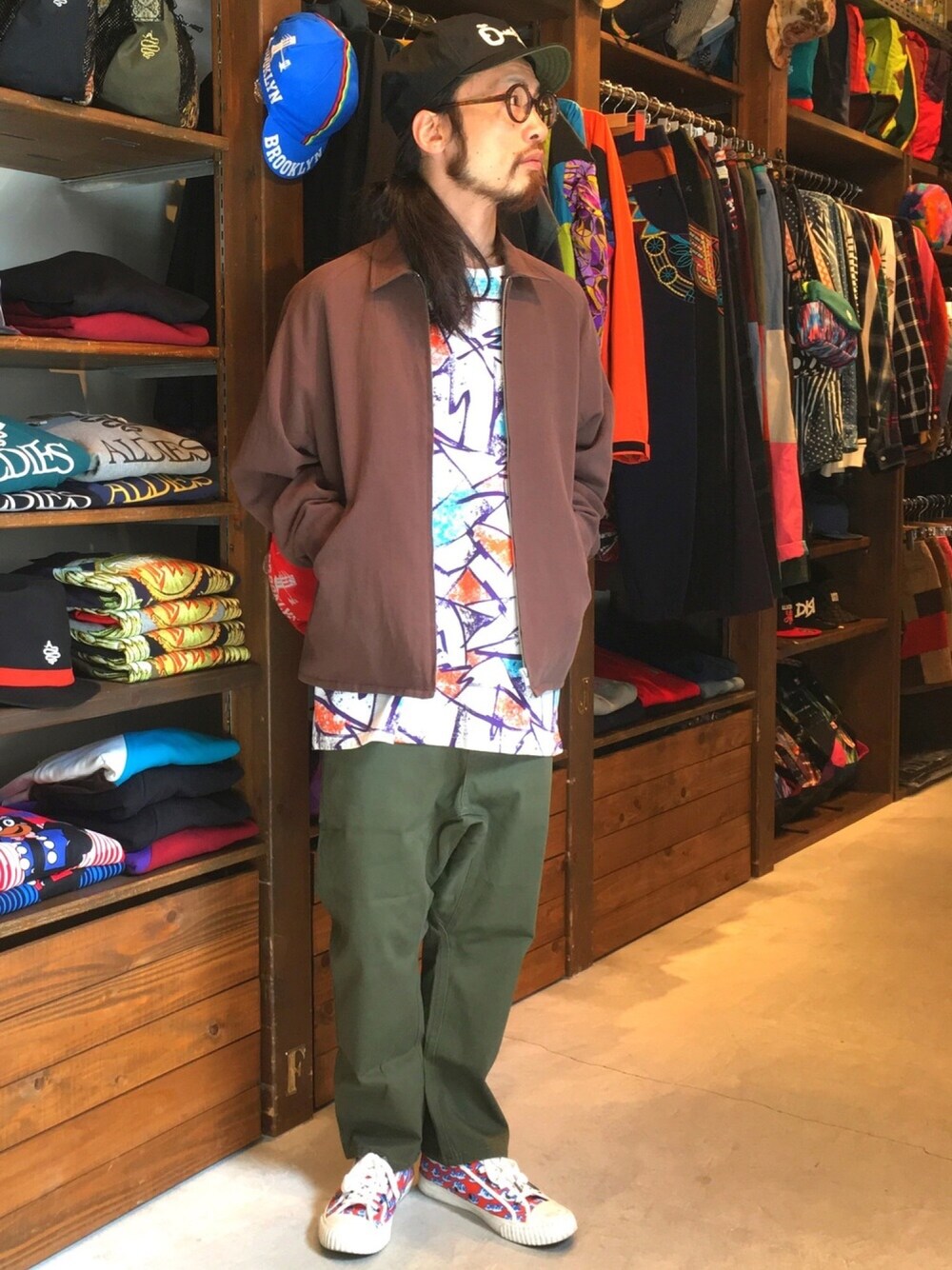 「ALDIES、カジュアル、春コーデ、キャップ、ビックT、総柄トップス、サルエルパンツ、ベトジャン、WEAR昭和部、名古屋」｜「ALDIESのRocal Cap ローカルキャップ（キャップ、ブラック系）」を使った、りょうさん（メンズ・171cm）の春コーディネートの1枚目の写真