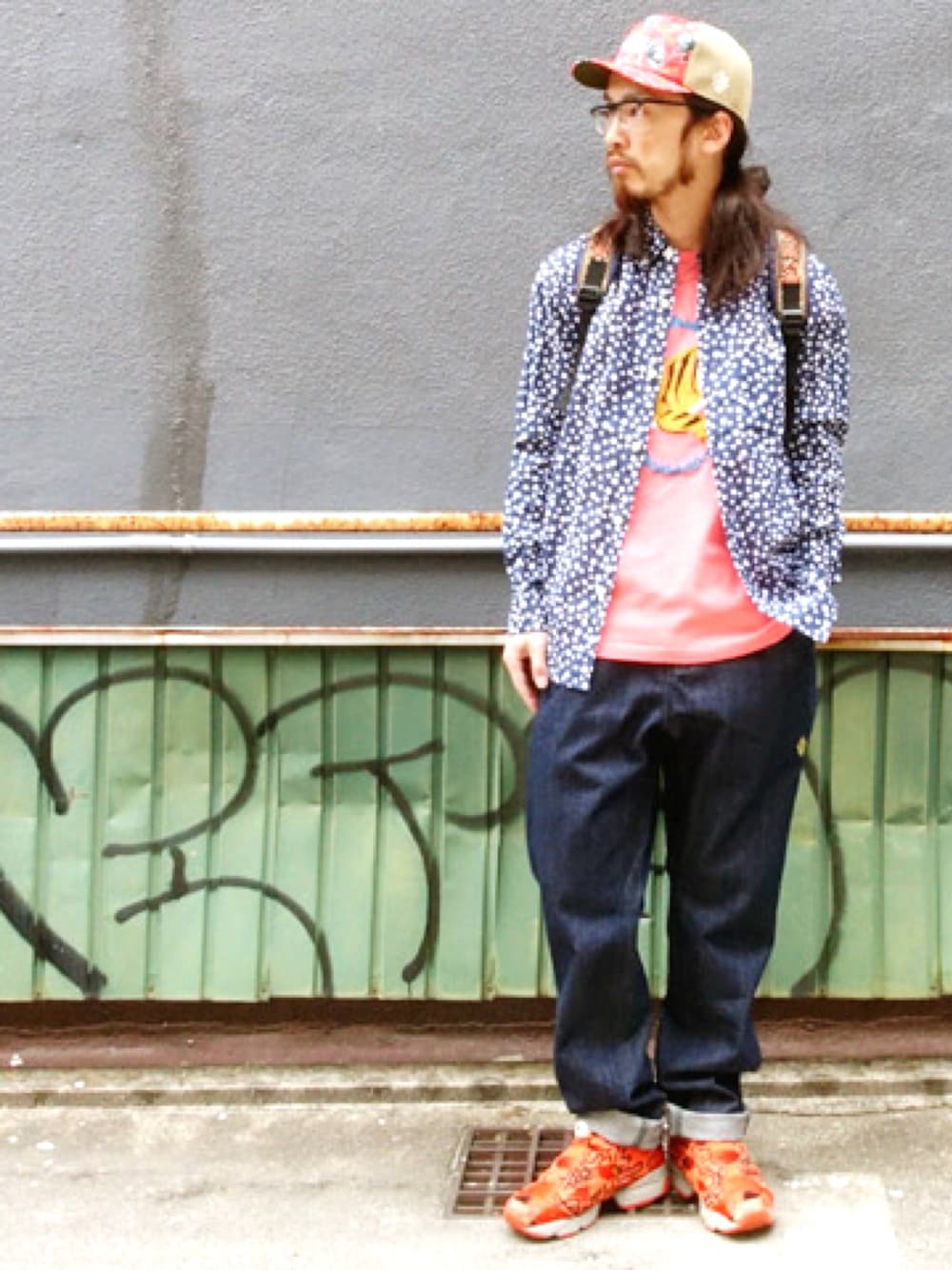 「ALDIES、カジュアル、春コーデ、シャツスタイル、メッシュキャップ、デニム、WEAR昭和部、WEAR東海、名古屋、総柄トップス」｜「ALDIESのShake Mesh Cap シェイクメッシュキャップ（キャップ、レッド系）」を使った、りょうさん（メンズ・171cm）の春コーディネートの1枚目の写真