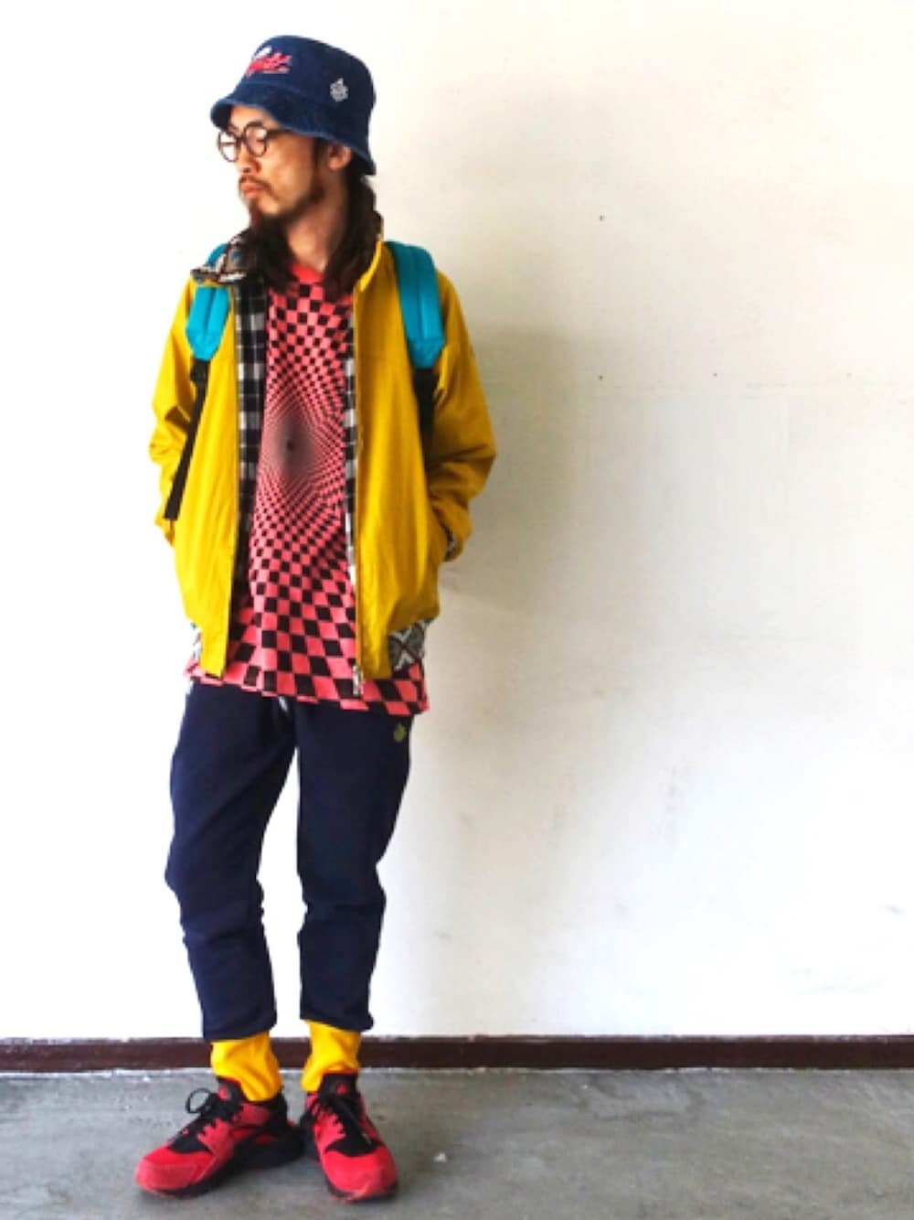 「ALDIES、バケットハット、ビッグシルエット、春コーデ、カジュアル、スウェットパンツ、ビックT、WEAR昭和部、WEAR東海、名古屋」｜「ALDIESのLight Hat 刺繍入り バケットハット（ハット、ブルー系）」を使った、りょうさん（メンズ・171cm）の春コーディネートの1枚目の写真