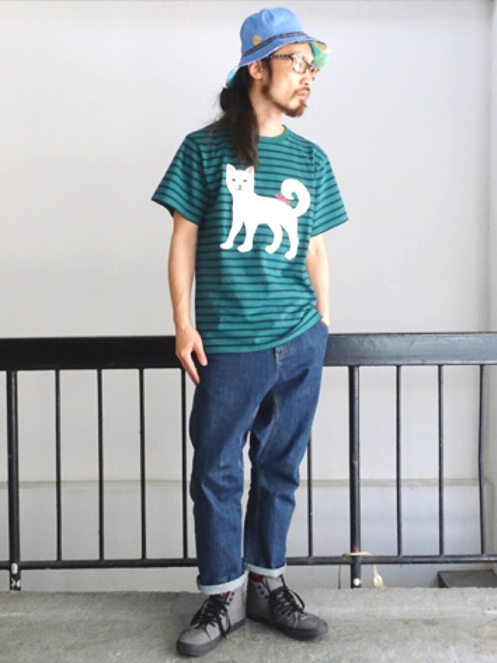 「ALDIES、春コーデ、カジュアル、ボーダー、デニム、サルエルパンツ、ハット、WEAR昭和部、WEAR東海、名古屋」｜「ALDIESのALDIES(アールディーズ)  TULIP HAT  (66)（ハット、ブルー系）」を使った、りょうさん（メンズ・171cm）の春コーディネートの1枚目の写真