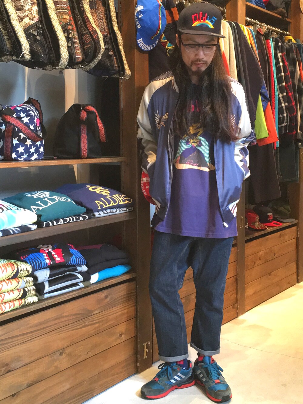 「ALDIES、スカジャン、カジュアル、春コーデ、ビックシルエット、サルエルパンツ、デニム、WEAR昭和部、WEAR東海、名古屋」｜「ALDIESのSalsoul Cap レインボー 刺繍 キャップ（キャップ、ブラック系）」を使った、りょうさん（メンズ・171cm）の春コーディネートの1枚目の写真