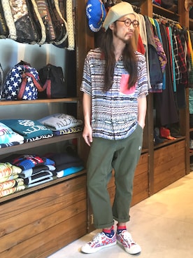 「総柄トップス」｜「アイテム（ハンチング/ベレー帽）」を使った、りょうさん（メンズ・171cm）の春コーディネート
