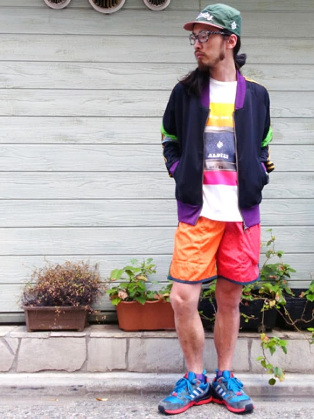「ALDIES、キャップ、トラックジャケット、Tシャツ、ショートパンツ、マルチカラー、春コーデ、カジュアル、WEAR昭和部、名古屋」｜「ALDIESのSign Logo Cap サイン刺繍入りキャップ（キャップ、グリーン系）」を使った、りょうさん（メンズ・171cm）の春コーディネートの1枚目の写真