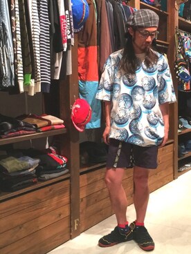 「総柄トップス」｜「アイテム（ハンチング/ベレー帽）」を使った、りょうさん（メンズ・171cm）の夏コーディネート