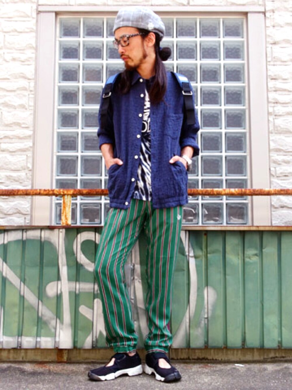 「ALDIES、ベレー帽、ベレー帽推奨委員会、シャツスタイル、カジュアル、夏、タイダイ柄、イージーパンツ、ストライプ、WEAR昭和部」｜「ALDIESのGauze Beret チェック柄 ベレー帽（ハンチング/ベレー帽、グレー系）」を使った、りょうさん（メンズ・171cm）の夏コーディネートの1枚目の写真