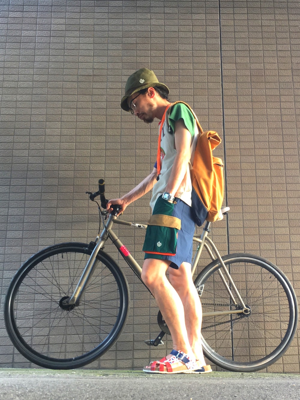 「ALDIES、休日スタイル、休日コーデ、ハット、夏、夏コーデ、チャリコーデ、ショートパンツ、WEAR昭和部、名古屋」｜「ALDIESのPiter Hat（ハット、グリーン系）」を使った、りょうさん（メンズ・171cm）の夏コーディネートの1枚目の写真