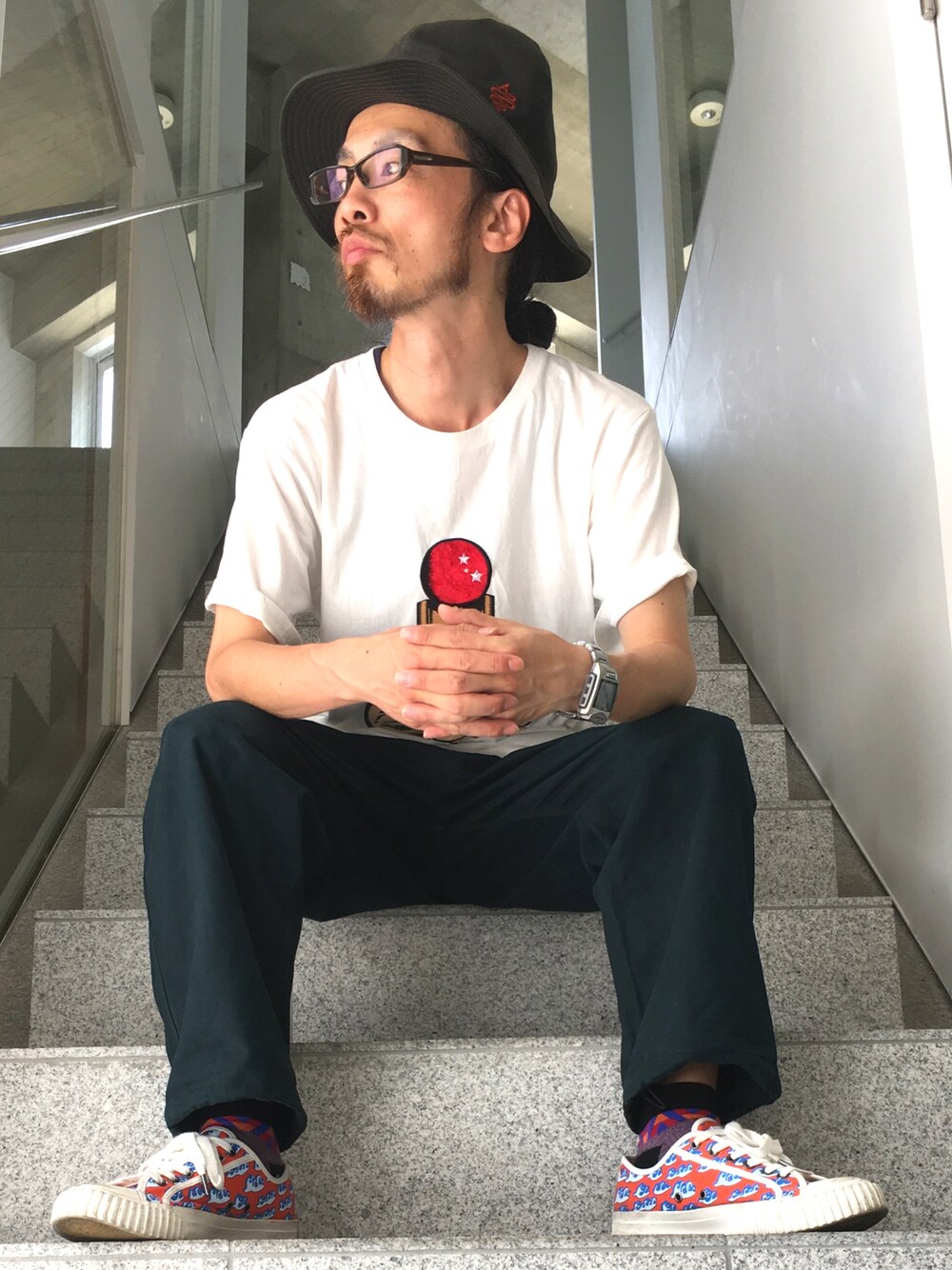 「ALDIES、カジュアル、秋のコーデ、Tシャツ、ワイドパンツ、ストレッチパンツ、ハット、スニーカー、WEAR昭和部、名古屋」｜「ALDIESのChevron Hat （ハット、ブラウン系）」を使った、りょうさん（メンズ・171cm）の夏コーディネートの1枚目の写真