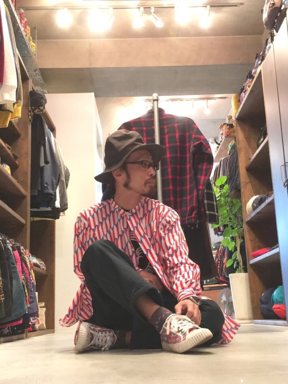 「ALDIES、秋のコーデ、カジュアル、ハット、シャツスタイル、ロングシャツ、ワイドパンツ、スニーカー、WEAR昭和部、名古屋」｜「ALDIESのChevron Hat （ハット、ブラウン系）」を使った、りょうさん（メンズ・171cm）の秋コーディネートの1枚目の写真