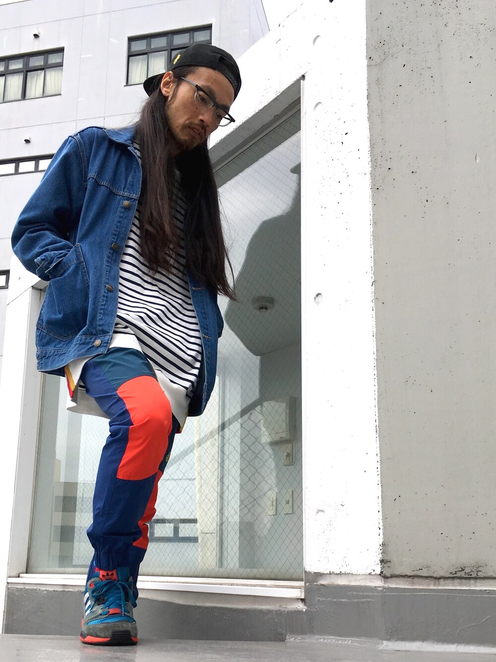 「ALDIES、秋のコーデ、カジュアルコーデ、キャップ、デニム、イージーパンツ、めがね、スニーカー、WEAR昭和部、名古屋」｜「ALDIESのSafe Cap セーフキャップ（キャップ、ブラック系）」を使った、りょうさん（メンズ・171cm）の秋コーディネートの1枚目の写真