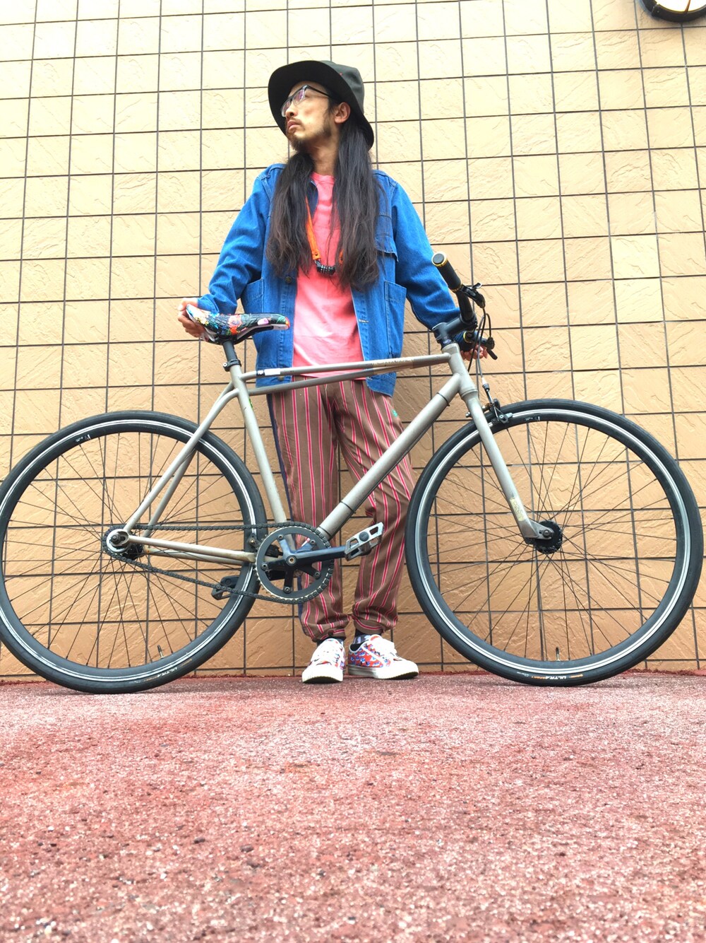 「ALDIES、休日スタイル、ハット、秋のコーデ、カジュアル、デニムジャケット、ストライプ、イージーパンツ、WEAR昭和部、名古屋」｜「ALDIESのChevron Hat （ハット、ブラウン系）」を使った、りょうさん（メンズ・171cm）の秋コーディネートの1枚目の写真