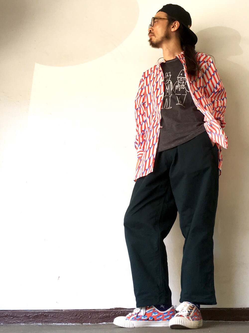 「ALDIES、秋コーデ、秋、カジュアル、キャップ、シャツスタイル、シャツ、ワイドパンツ、Tシャツ、WEAR昭和部」｜「ALDIESのSafe Cap セーフキャップ（キャップ、ブラック系）」を使った、りょうさん（メンズ・171cm）の秋コーディネートの1枚目の写真