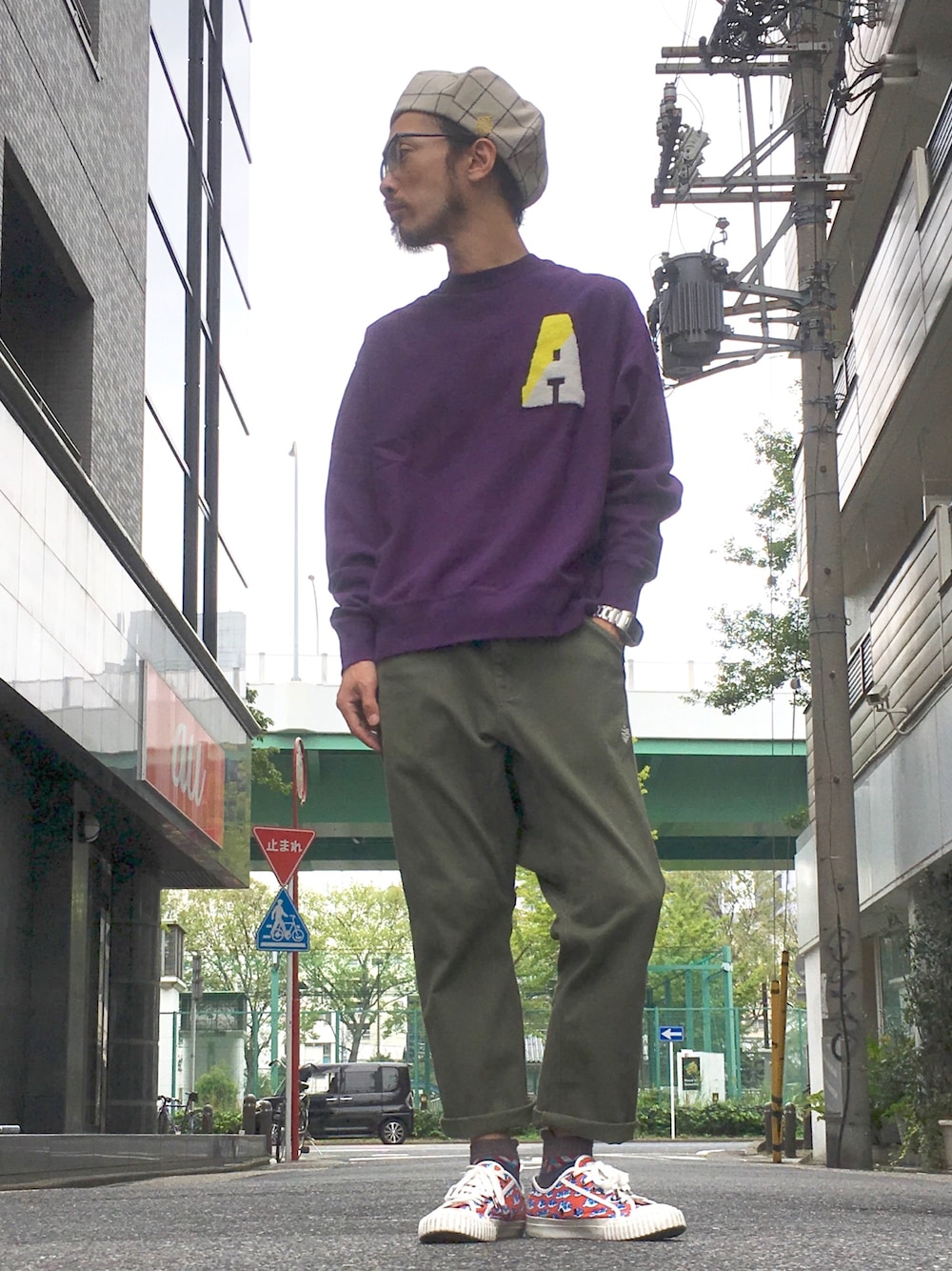 「ALDIES、秋のコーデ、カジュアル、ベレー帽、スウェット、ワイドシルエット、サルエルパンツ、スニーカー、WEAR昭和部、名古屋」｜「ALDIESのTweed Beret ツイード ベレー（ハンチング/ベレー帽、ホワイト系）」を使った、りょうさん（メンズ・171cm）の秋コーディネートの1枚目の写真