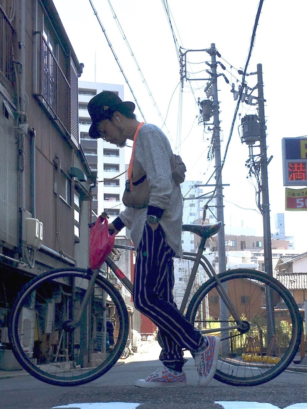 「ALDIES、ハット、秋のコーデ、カジュアルコーデ、サーマル、イージーパンツ、ストライプ、スニーカー、WEAR昭和部、名古屋」｜「ALDIESのMountain Hat（ハット、ブラック系）」を使った、りょうさん（メンズ・171cm）の秋コーディネートの1枚目の写真