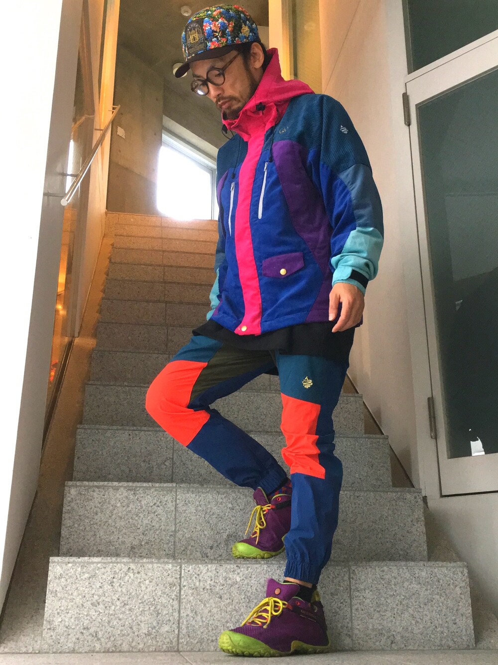 「ALDIES、秋のコーデ、キャップ、カジュアル、マウンテンパーカー、マルチカラー、イージーパンツ、秋コーデ、WEAR昭和部、名古屋」｜「ALDIESのVegetation Cap（キャップ、ブラック系）」を使った、りょうさん（メンズ・171cm）の秋コーディネートの1枚目の写真