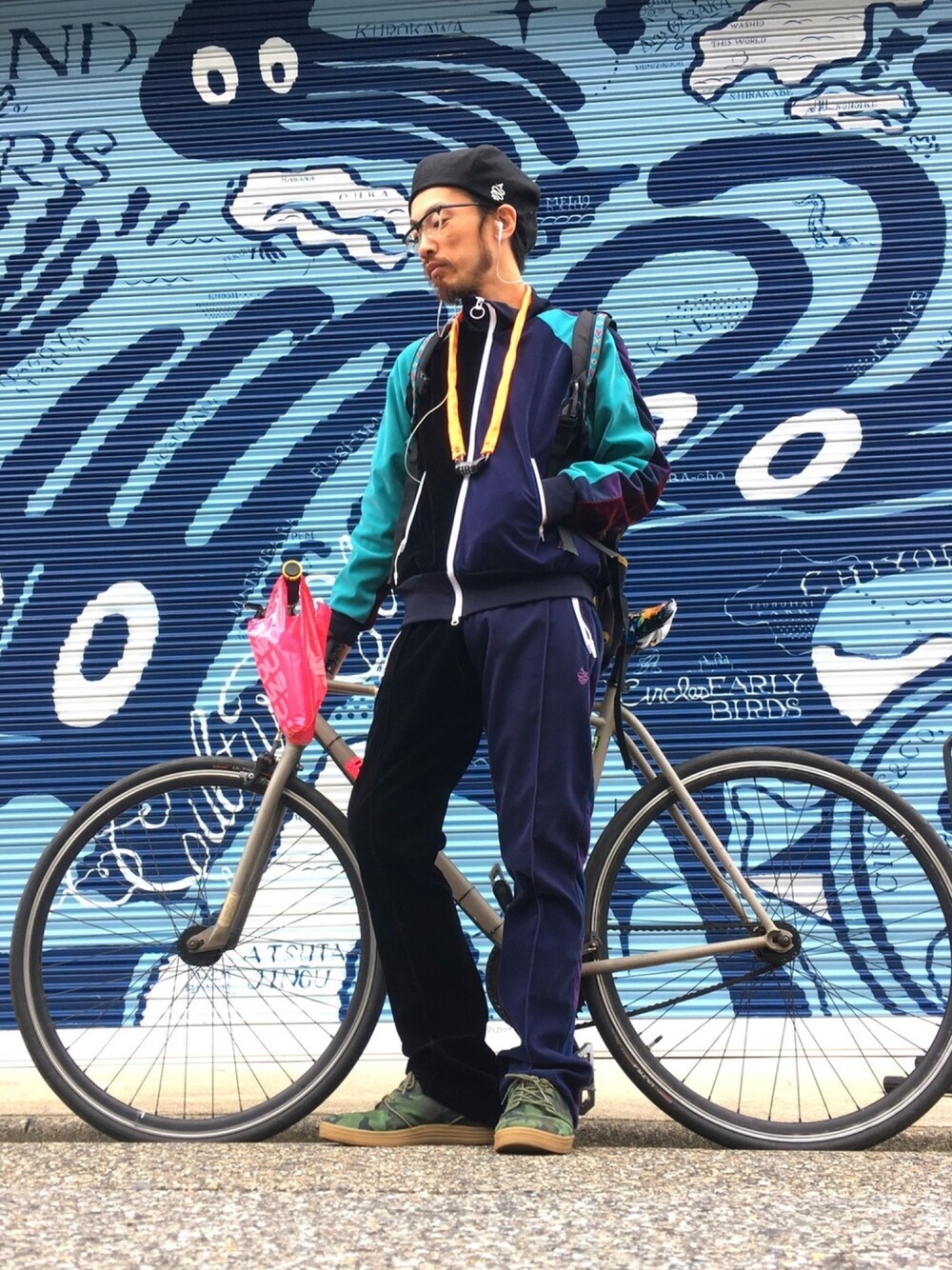 「ALDIES、ベレー帽、ベレー帽推奨委員会、秋のコーデ、ベロア、セットアップ、トラックジャケット、トラックパンツ、マルチカラー、休日スタイル」｜「ALDIESのPripera Beret プリペラベレー（ハンチング/ベレー帽、ブラック系）」を使った、りょうさん（メンズ・171cm）の秋コーディネートの1枚目の写真