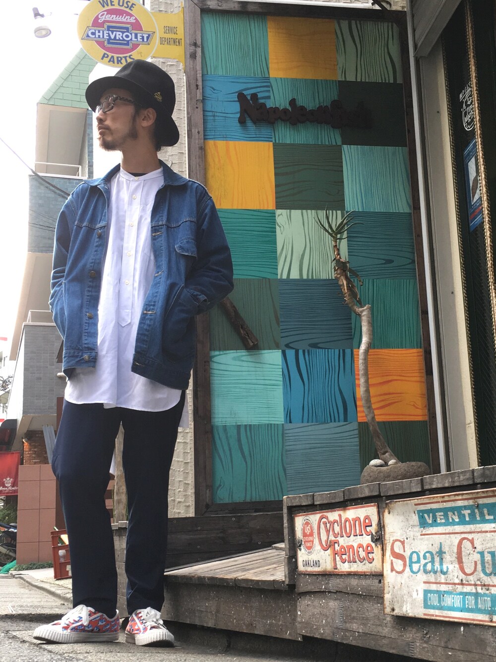 「ALDIES、ハット、秋のコーデ、デニム、シャツスタイル、白シャツ、イージーパンツ、ELDORESO、WEAR昭和部、東京」｜「ALDIESのMountain Hat（ハット、ブラック系）」を使った、りょうさん（メンズ・171cm）の秋コーディネートの1枚目の写真