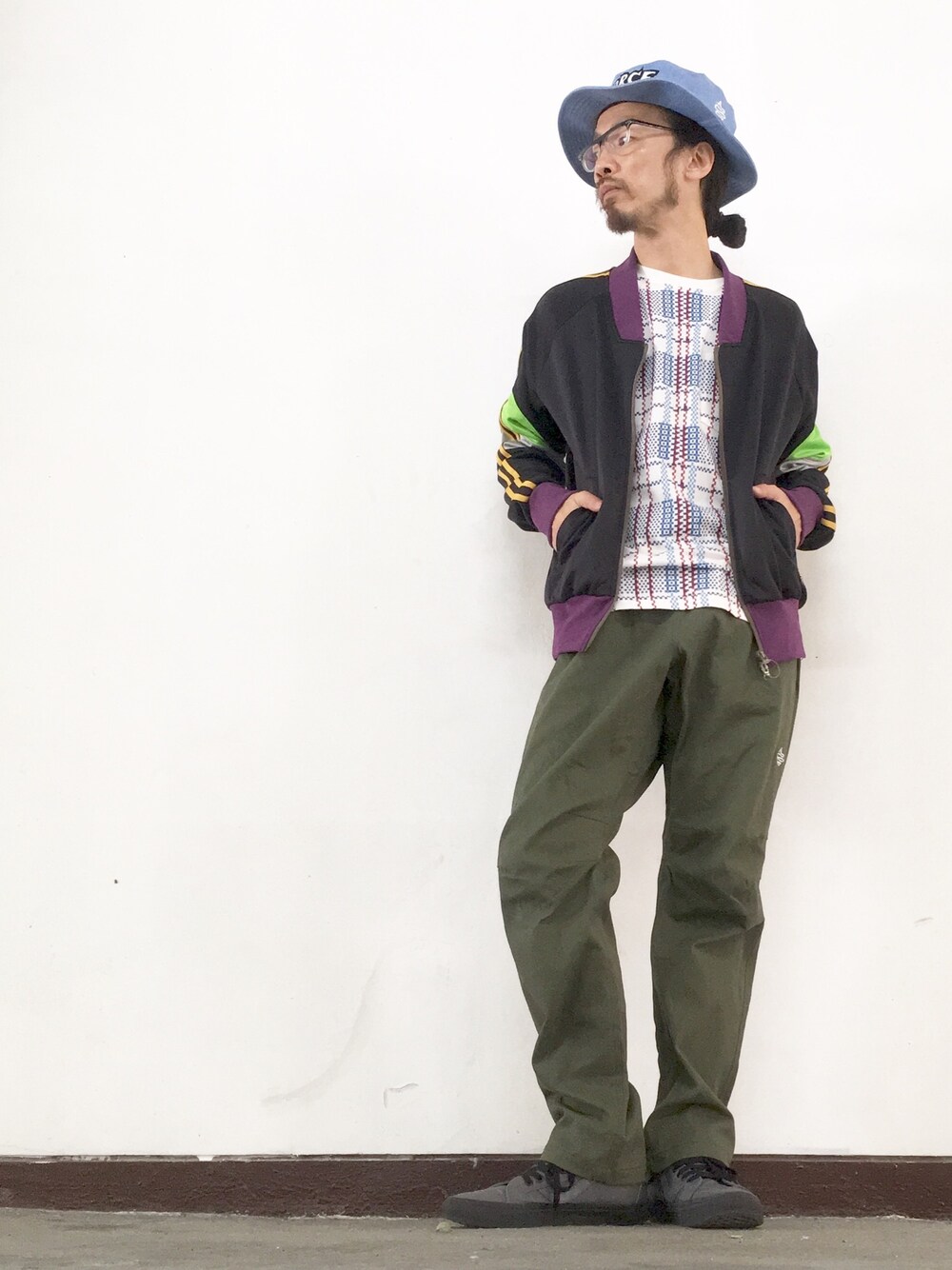 「ALDIES、秋のコーデ、カジュアル、ハット、トラックジャケット、カットソー、イージーパンツ、WEAR昭和部、名古屋」｜「ALDIESのForce Hat　フォースハット（ハット、ブルー系）」を使った、りょうさん（メンズ・171cm）の秋コーディネートの1枚目の写真