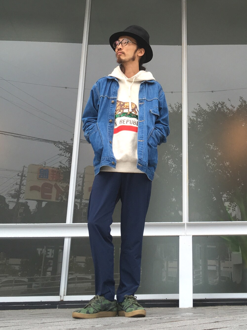 「ALDIES、ELDORESO、シンプル、カジュアル、秋のコーデ、ハット、パーカー、デニム、イージーパンツ、WEAR昭和部」｜「ALDIESのMountain Hat（ハット、ブラック系）」を使った、りょうさん（メンズ・171cm）の秋コーディネートの1枚目の写真