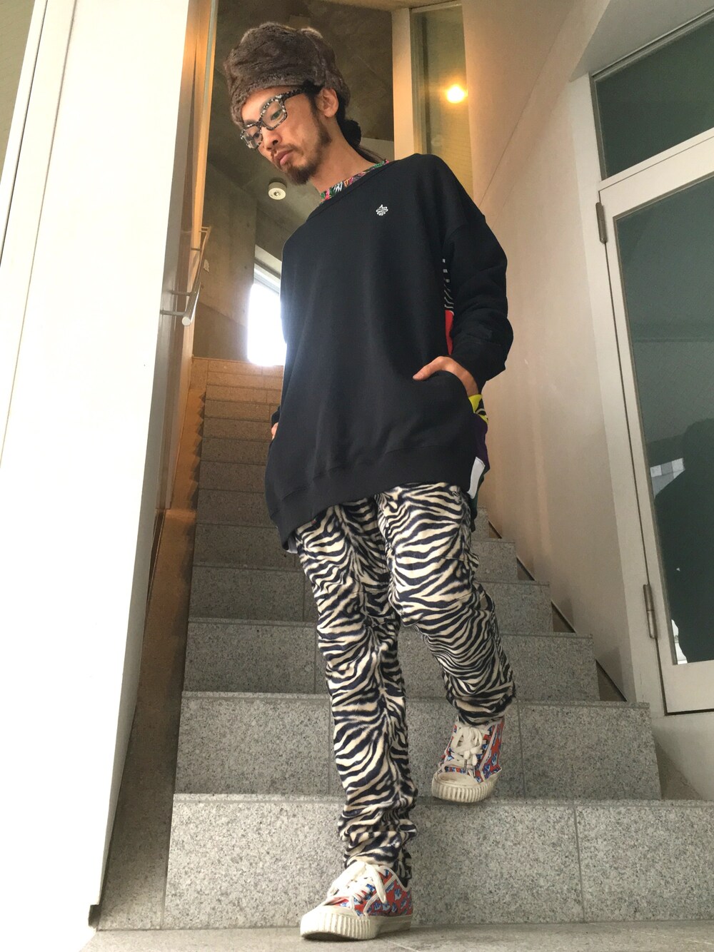 「ALDIES、ファー小物、ファー帽子、カジュアル、ビックシルエット、スウェット、秋のコーデ、ラフ、WEAR昭和部、名古屋」｜「ALDIESのFluffy Fur Hat（ハット、ブラウン系）」を使った、りょうさん（メンズ・171cm）の秋コーディネートの1枚目の写真