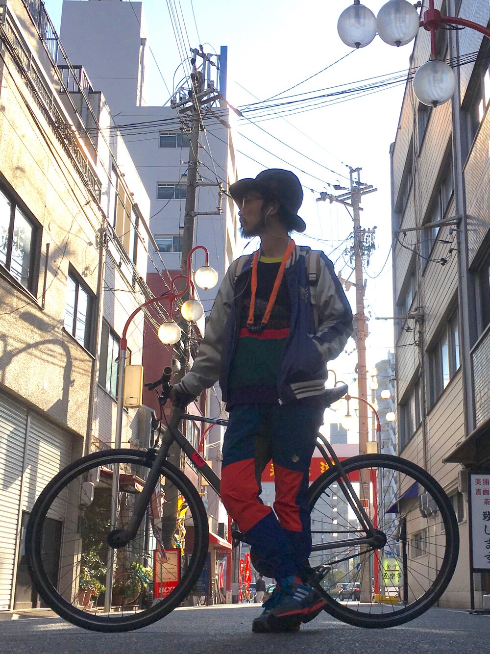 「ALDIES、カジュアル、休日スタイル、秋のコーデ、ハット、スカジャン、スウェット、マルチカラー、イージーパンツ、WEAR昭和部」｜「ALDIESのChevron Hat （ハット、ブラウン系）」を使った、りょうさん（メンズ・171cm）の秋コーディネートの1枚目の写真