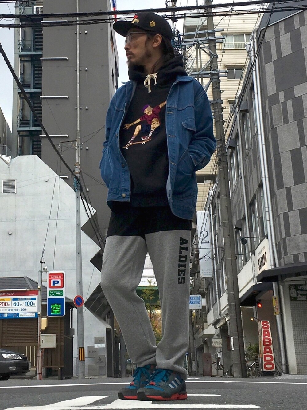 「ALDIES、カジュアル、秋冬コーデ、パーカー、スウェット、イージーパンツ、デニムジャケット、バイカラー、WEAR昭和部、名古屋」｜「ALDIESのSafe Cap セーフキャップ（キャップ、ブラック系）」を使った、りょうさん（メンズ・171cm）の秋コーディネートの1枚目の写真