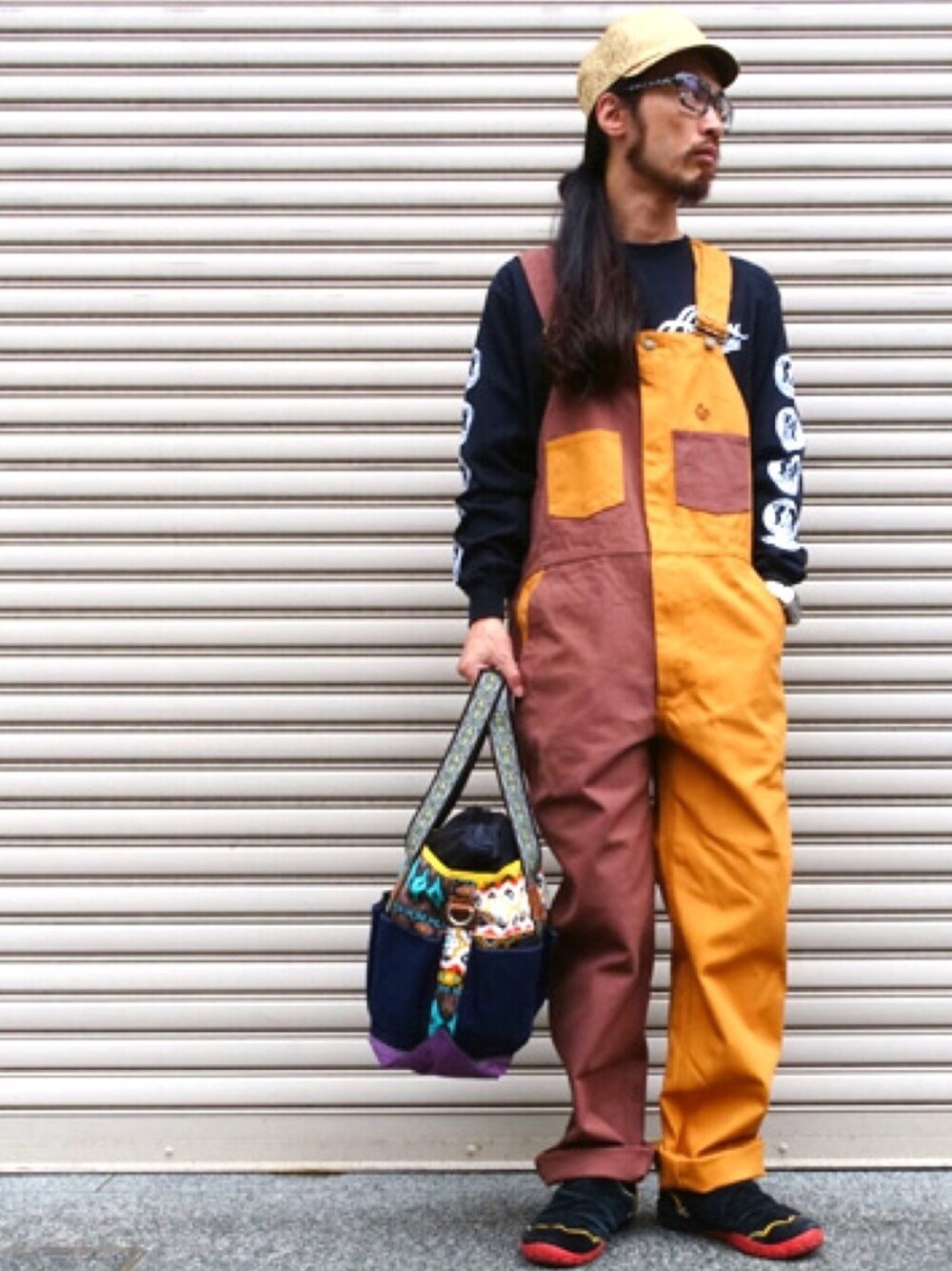 「ALDIES、カジュアル、カジュアルコーデ、オーバーオール、ロンT、キャップ、バイカラー、秋冬、WEAR昭和部、名古屋」｜「ALDIESのFlange Short Cap（キャップ、ベージュ系）」を使った、りょうさん（メンズ・171cm）の秋コーディネートの1枚目の写真