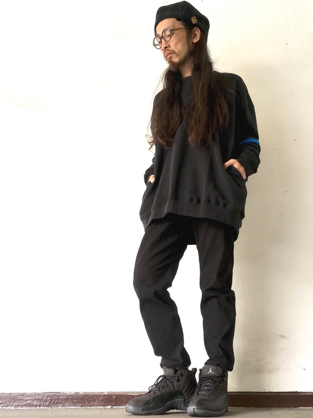 「ALDIES、ベレー帽、ベレー帽推奨委員会、カジュアル、シンプル、ブラック、ブラックコーデ、イージーパンツ、WEAR昭和部、名古屋」｜「ALDIESのTweed Beret ツイード ベレー（ハンチング/ベレー帽、ブラック系）」を使った、りょうさん（メンズ・171cm）の秋コーディネートの1枚目の写真