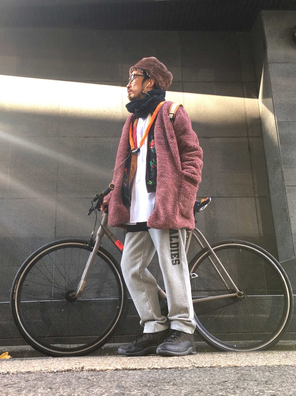「ALDIES、冬、冬コーデ、休日スタイル、ハット、ボア、シャツスタイル、ベスト、イージーパンツ、WEAR昭和部」｜「ALDIESのFluffy Fur Hat（ハット、ブラウン系）」を使った、りょうさん（メンズ・171cm）の冬コーディネートの1枚目の写真