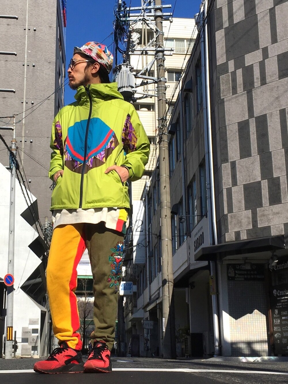 「冬、カジュアル、キャップ、ナイロンジャケット、ビックシルエット、スウェットパンツ、冬コーデ、バイカラー、WEAR昭和部、名古屋」｜「ALDIESのTelluric Cap（キャップ、ブルー系）」を使った、りょうさん（メンズ・171cm）の冬コーディネートの1枚目の写真