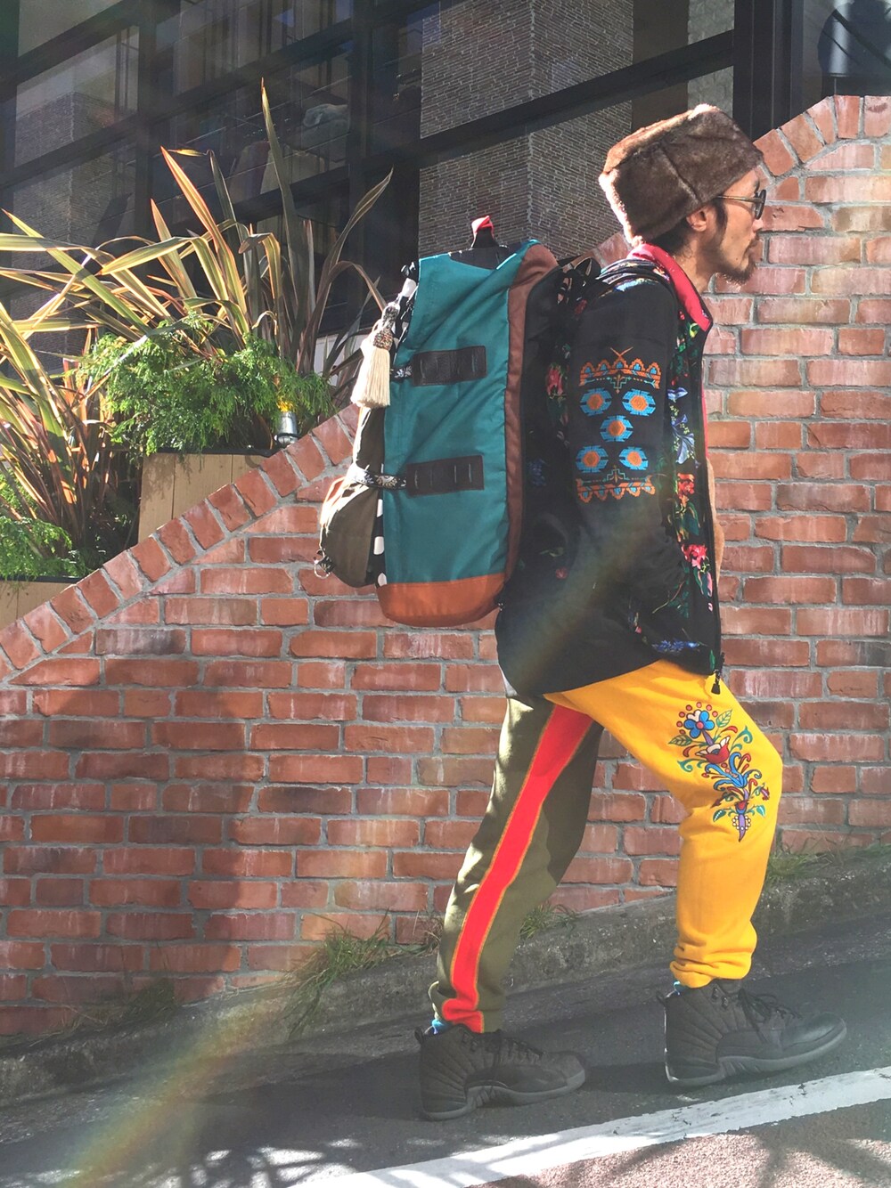 「ALDIES、ハット、冬、カジュアル、ビッグシルエット、スウェット、スウェットパンツ、ベスト、WEAR昭和部、渋谷」｜「ALDIESのFluffy Fur Hat（ハット、ブラウン系）」を使った、りょうさん（メンズ・171cm）の冬コーディネートの1枚目の写真
