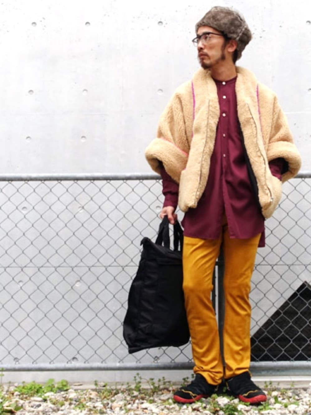 「ALDIES、冬、カジュアル、ボア、ファー、シャツスタイル、スキニーパンツ、WEAR昭和部、トートバッグ」｜「ALDIESのFluffy Fur Hat（ハット、ベージュ系）」を使った、りょうさん（メンズ・171cm）の冬コーディネートの1枚目の写真