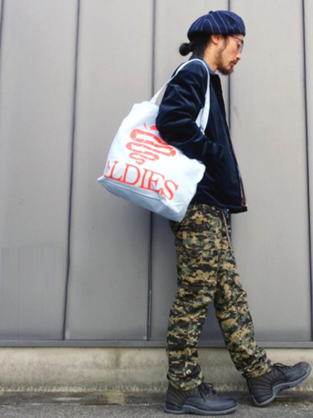 「ALDIES、ベレー帽、ベレー帽推奨委員会、冬、ベロア、カジュアル、迷彩、カーゴパンツ、WEAR昭和部、冬コーデ」｜「ALDIESのTweed Beret ツイード ベレー（ハンチング/ベレー帽、ブルー系）」を使った、りょうさん（メンズ・171cm）の冬コーディネートの1枚目の写真