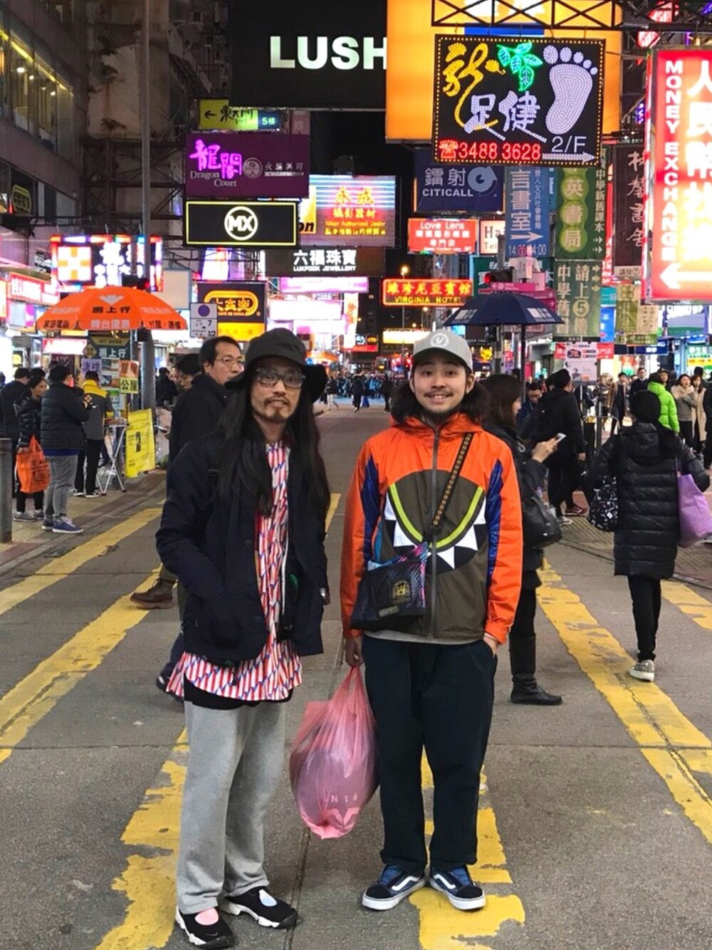 「ALDIES、ハット、キャップ、ナイロンジャケット、マウンテンパーカー、シャツスタイル、ワイドパンツ、イージーパンツ、香港、カジュアル」｜「ALDIESのChevron Hat （ハット、ブラウン系）」を使った、りょうさん（メンズ・171cm）の冬コーディネートの1枚目の写真
