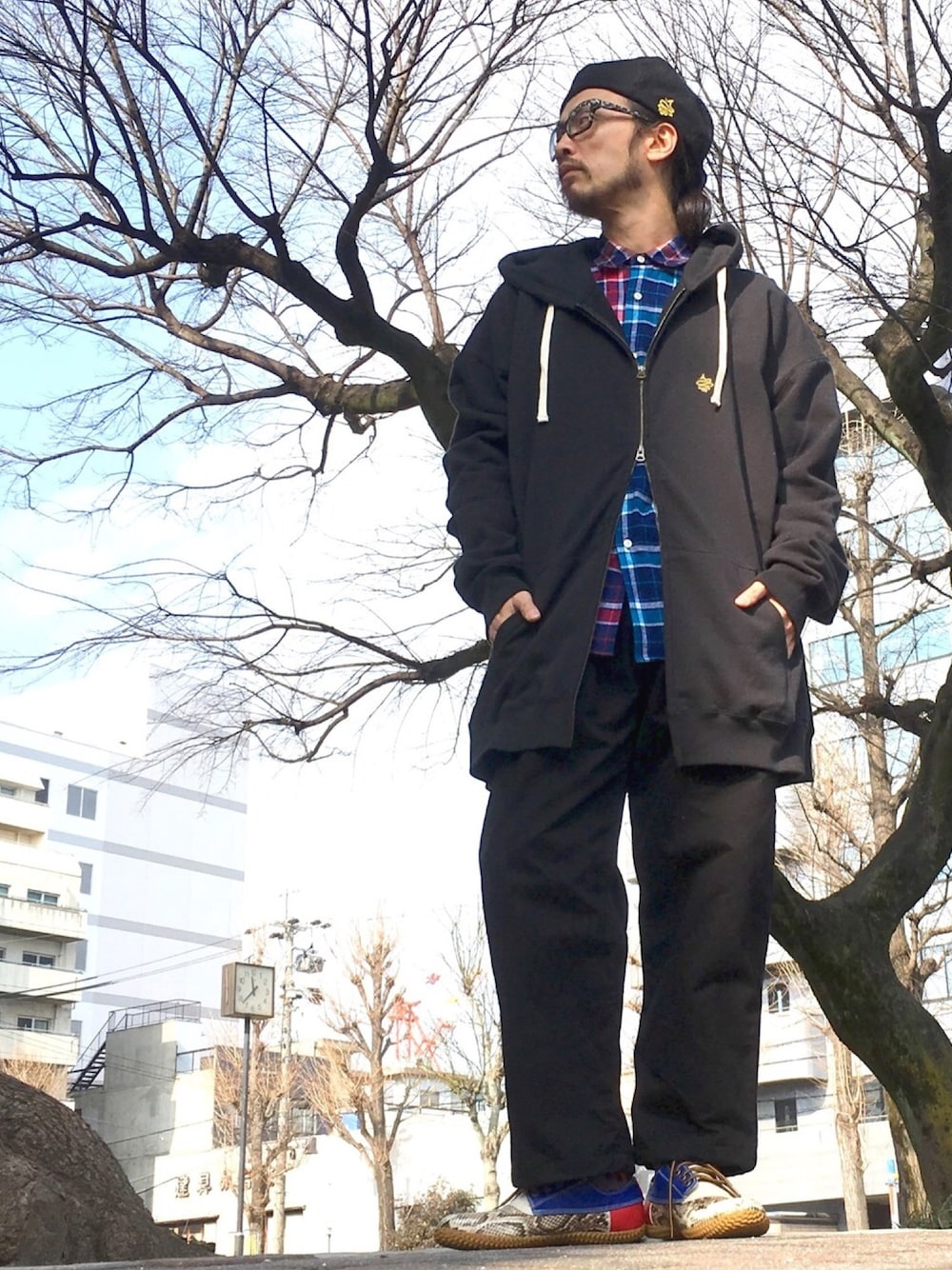 「ALDIES、シンプルコーデ、ブラック、ベレー帽、ベレー帽推奨委員会、パーカー、シャツ、ワイドパンツ、WEAR昭和部、名古屋」｜「ALDIESのPuripera Beret（ハンチング/ベレー帽、ブラック系）」を使った、りょうさん（メンズ・171cm）の冬コーディネートの1枚目の写真