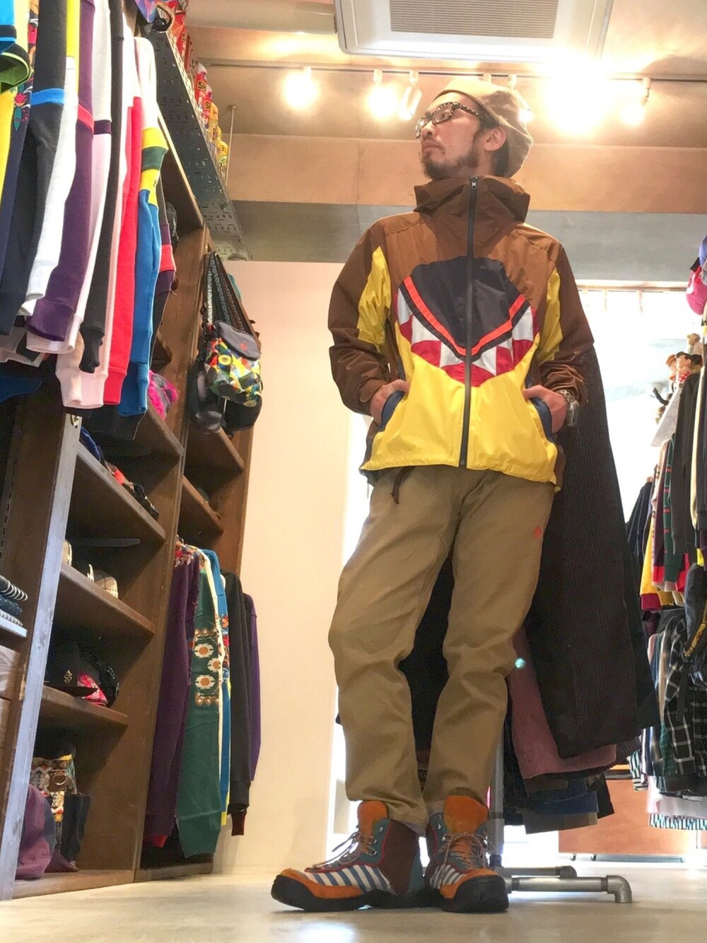 「ALDIES、カジュアル、冬、ベレー帽、ベレー帽推奨委員会、マウンテンパーカー、イージーパンツ、アースカラー、WEAR昭和部、名古屋」｜「ALDIESのPuripera Beret（ハンチング/ベレー帽、ベージュ系）」を使った、りょうさん（メンズ・171cm）の冬コーディネートの1枚目の写真