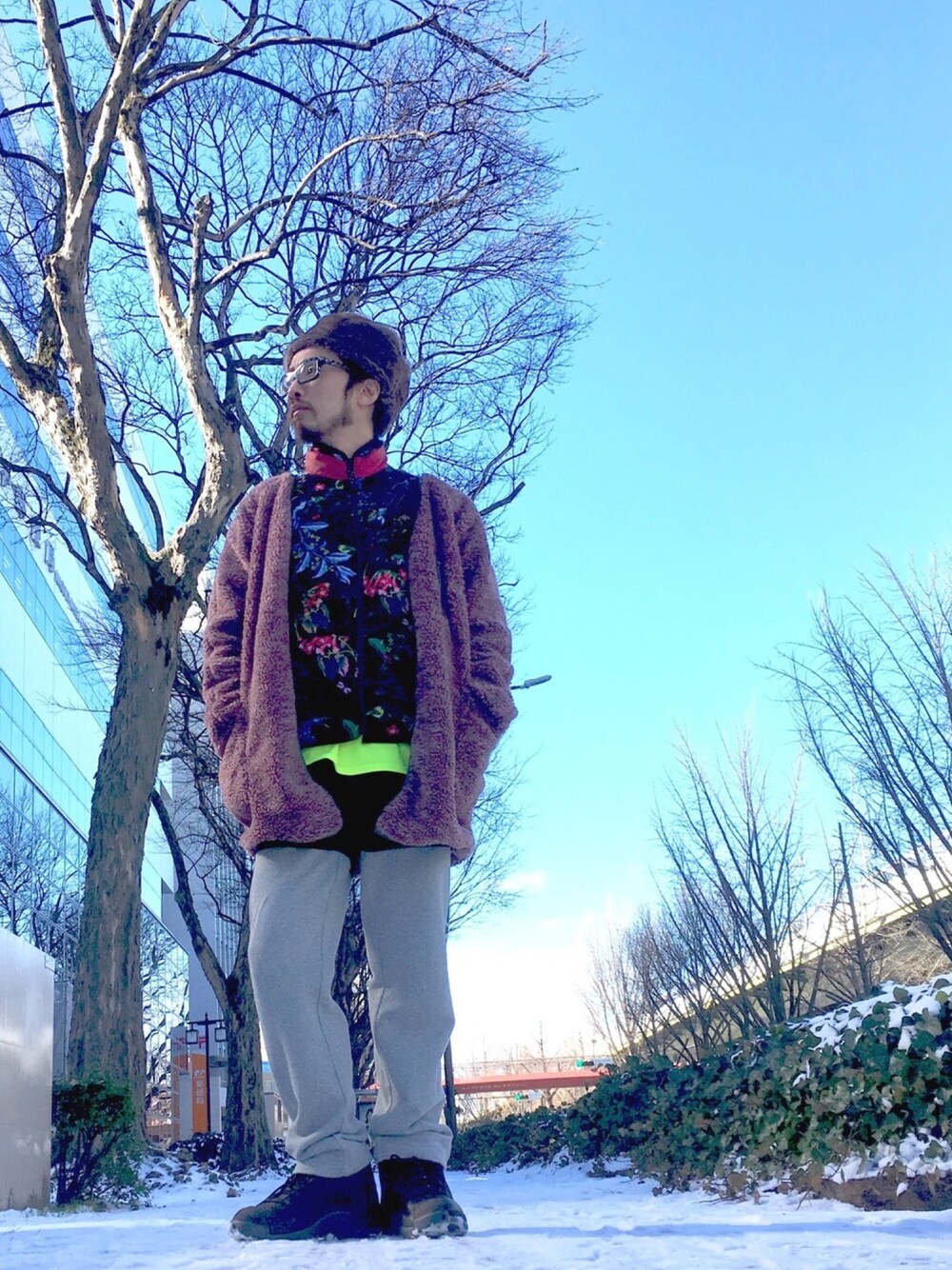 「ALDIES、カジュアル、冬、ボアコート、ベスト、ファー、スウェットパンツ、バイカラー、WEAR昭和部、名古屋」｜「ALDIESのFluffy Fur Hat（ハット、ブラウン系）」を使った、りょうさん（メンズ・171cm）の冬コーディネートの1枚目の写真