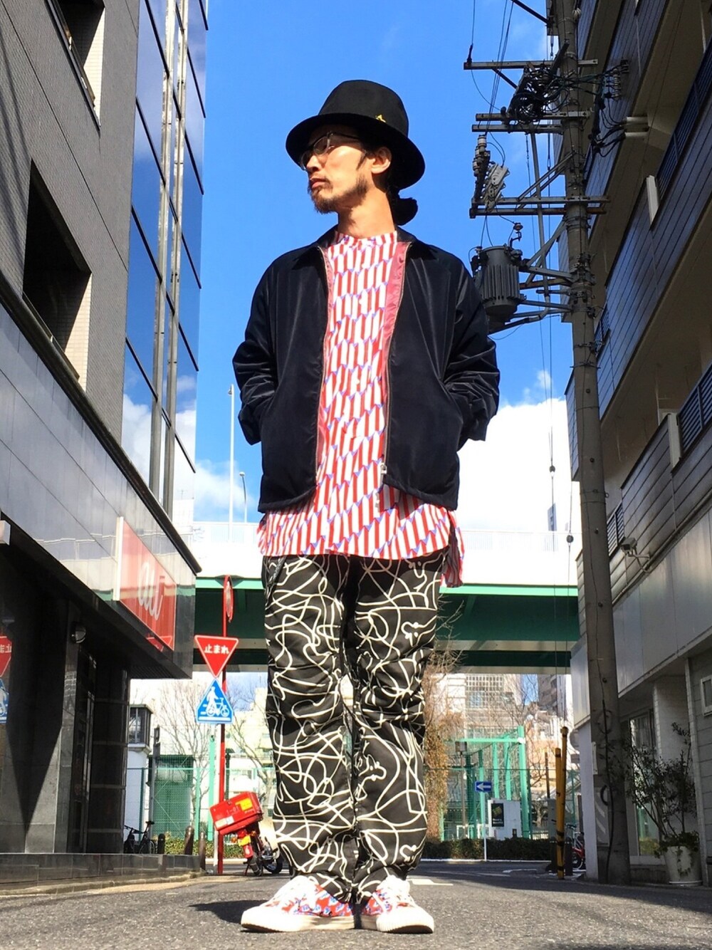 「ALDIES、ベロア、カジュアル、カジュアルコーデ、シャツ、総柄パンツ、イージーパンツ、冬、WEAR昭和部、名古屋」｜「ALDIESのMountain Hat（ハット、ブラック系）」を使った、りょうさん（メンズ・171cm）の冬コーディネートの1枚目の写真