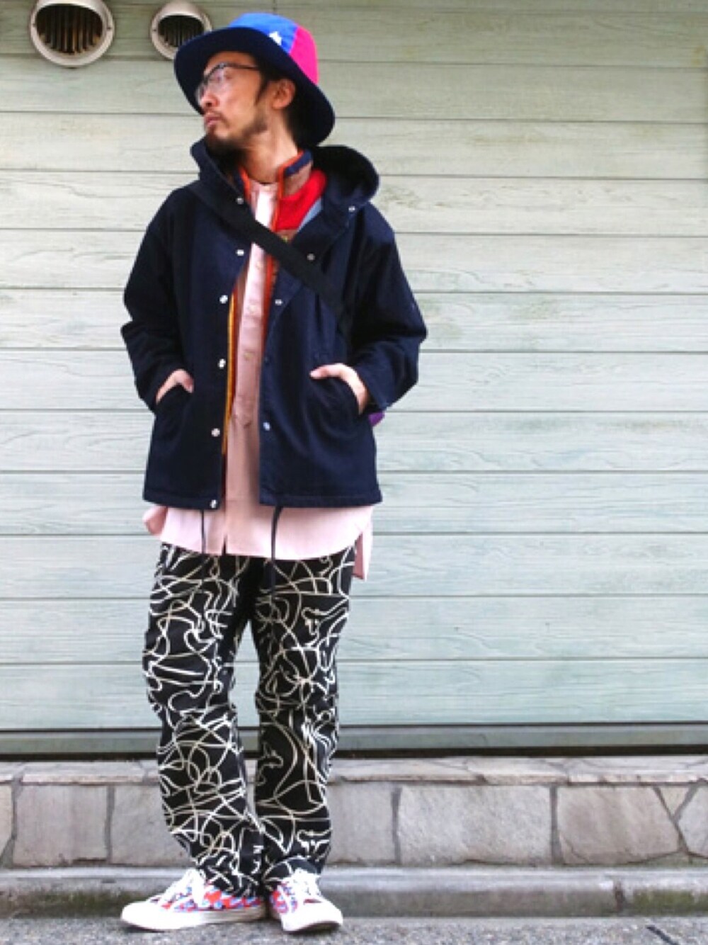 「ALDIES、カジュアル、カジュアルコーデ、ハット、デニムジャケット、パーカー、総柄、イージーパンツ、WEAR昭和部、名古屋」｜「ALDIESのRapper Hat（ハット、ブルー系）」を使った、りょうさん（メンズ・171cm）の冬コーディネートの1枚目の写真