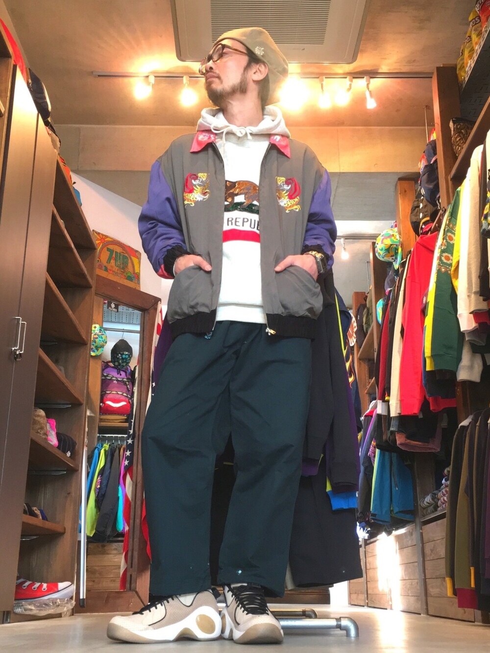 「ベレー帽、ベレー帽×メガネ、スカジャン、春コーデ、カジュアル、パーカー、スウェット、ワイドパンツ、WEAR昭和部、名古屋」｜「ALDIESのPuripera Beret（ハンチング/ベレー帽、ベージュ系）」を使った、りょうさん（メンズ・171cm）の冬コーディネートの1枚目の写真