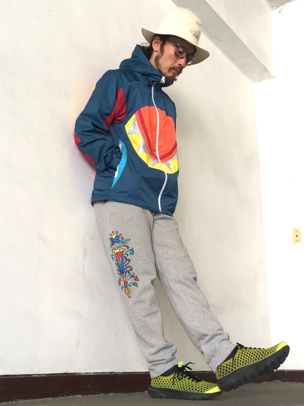 「ALDIES、ハット、春コーデ、春、マウンテンパーカー、スウェットパンツ、刺繍、マルチカラー、カジュアル、アウトドアスタイル」｜「ALDIESのRapper Hat（ハット、ホワイト系）」を使った、りょうさん（メンズ・171cm）の春コーディネートの1枚目の写真
