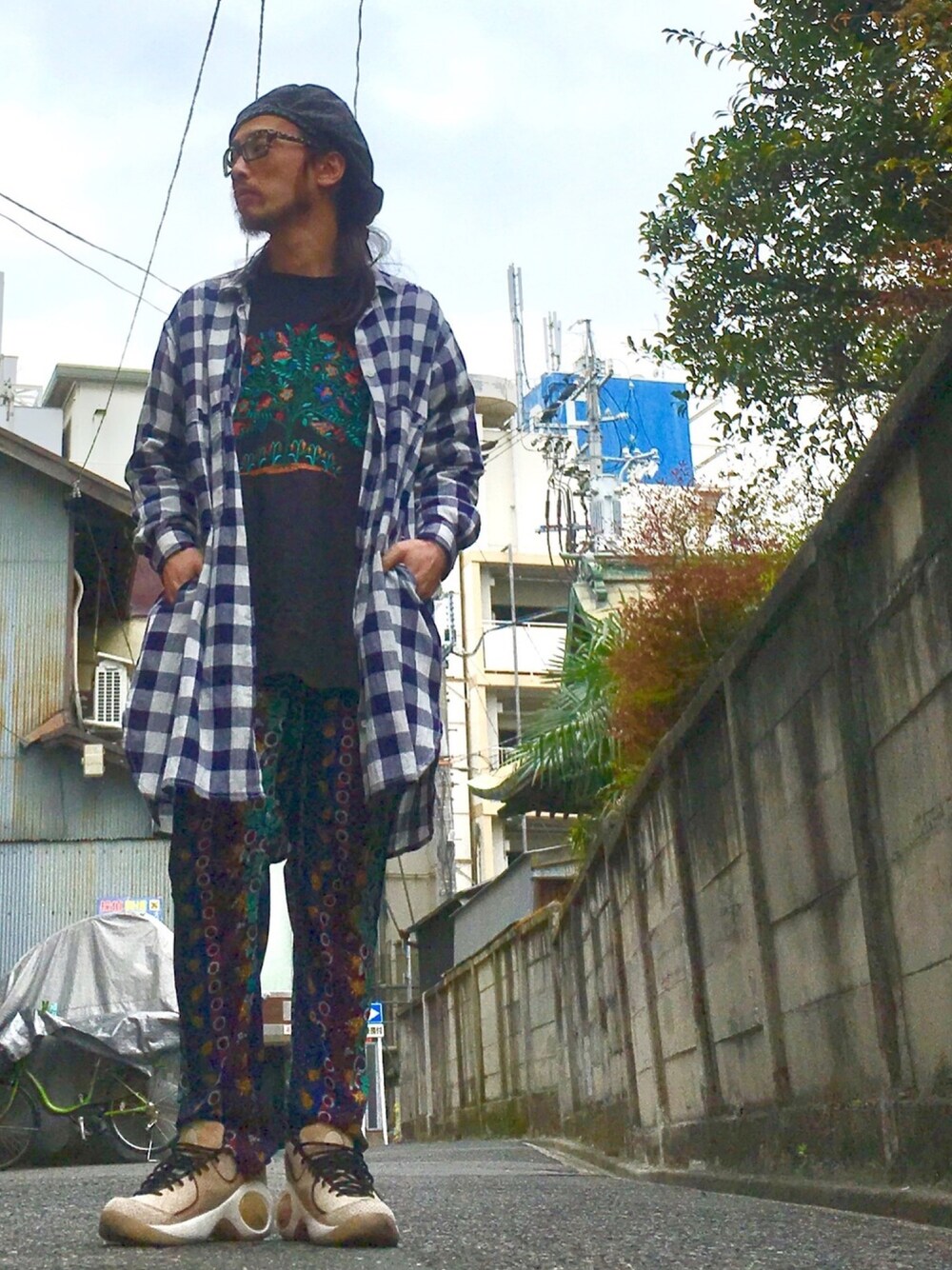 「ALDIES、ベレー帽、カジュアル、春コーデ、春、ビッグシルエット、チェックシャツ、シャツワンピ、イージーパンツ、ベレー帽推奨委員会」｜「ALDIESのDenim Beret（ハンチング/ベレー帽、ブラック系）」を使った、りょうさん（メンズ・171cm）の春コーディネートの1枚目の写真