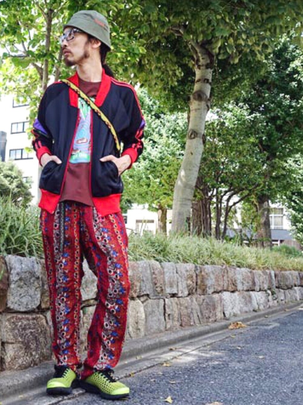 「ALDIES、ハット、トラックジャケット、Tシャツ、イージーパンツ、総柄、スポーツミックス、夏コーデ、秋のコーデ、名古屋」｜「ALDIESのOutside Hat / アウトサイドハット（ハット、グリーン系）」を使った、りょうさん（メンズ・171cm）の夏コーディネートの1枚目の写真