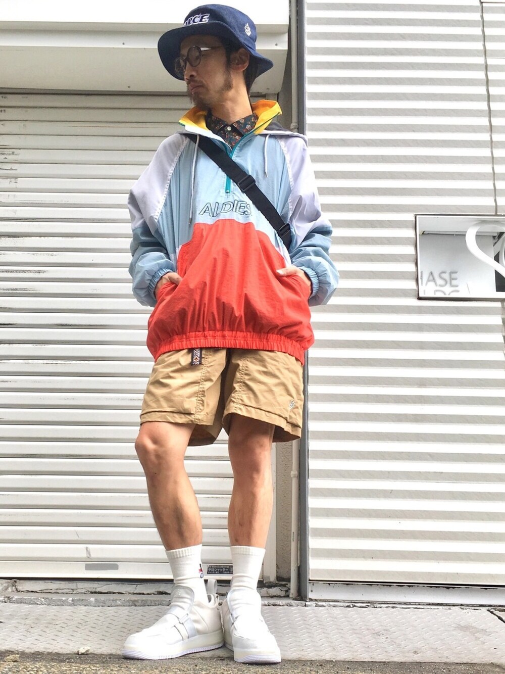 「ALDIES、ハット、ナイロンジャケット、パーカー、ショートパンツ、シャツ、秋のコーデ、スポーツミックス、カジュアル、名古屋」｜「ALDIESのForce Hat　フォースハット（ハット、ブルー系）」を使った、りょうさん（メンズ・171cm）の秋コーディネートの1枚目の写真