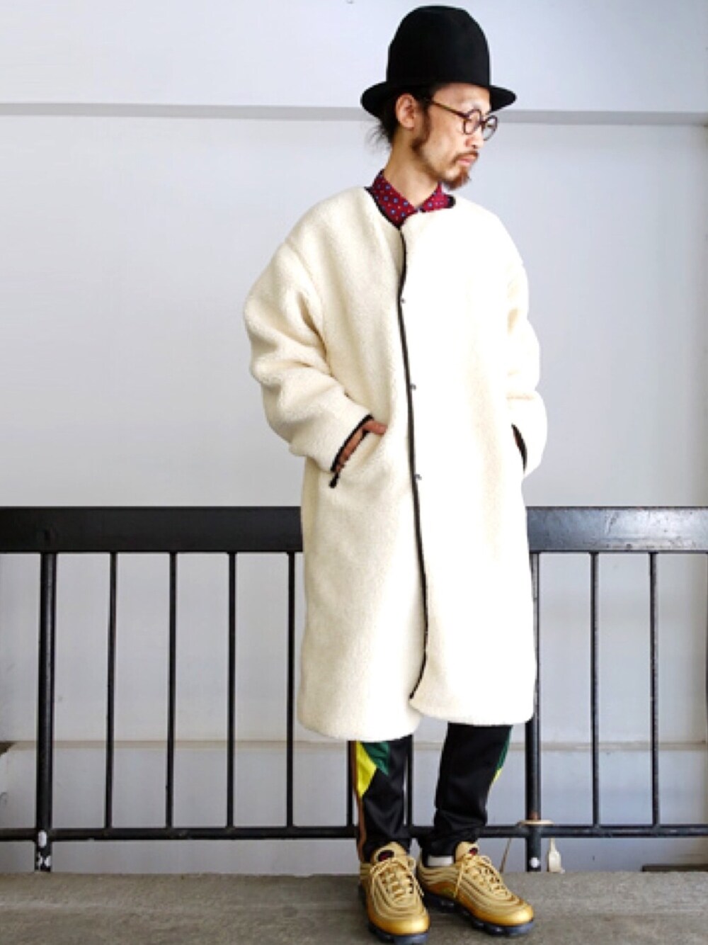 「ALDIES、ハット、シャツ、コート、ボアコート、ホワイト、トラックパンツ、スポーツミックス、シンプル、名古屋」｜「ALDIESのMountain Hat（ハット、ブラック系）」を使った、りょうさん（メンズ・171cm）の秋コーディネートの1枚目の写真
