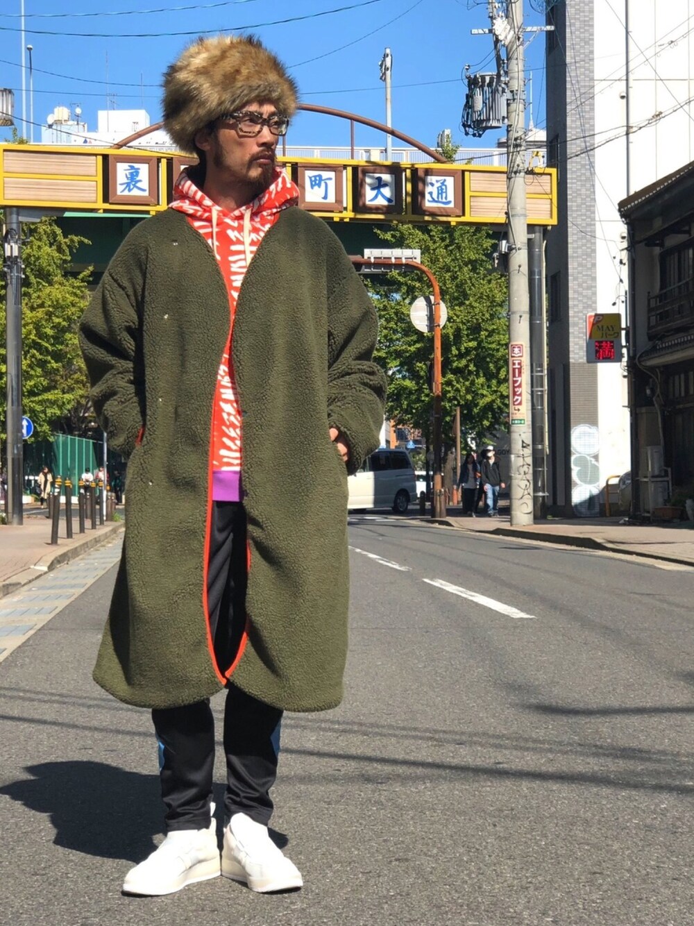 「ALDIES、ファー、ハット、コート、ボアコート、パーカー、トラックパンツ、カジュアル、冬コーデ、名古屋」｜「ALDIESのFur Hat / ファーハット（ハット、グレー系）」を使った、りょうさん（メンズ・171cm）の秋コーディネートの1枚目の写真