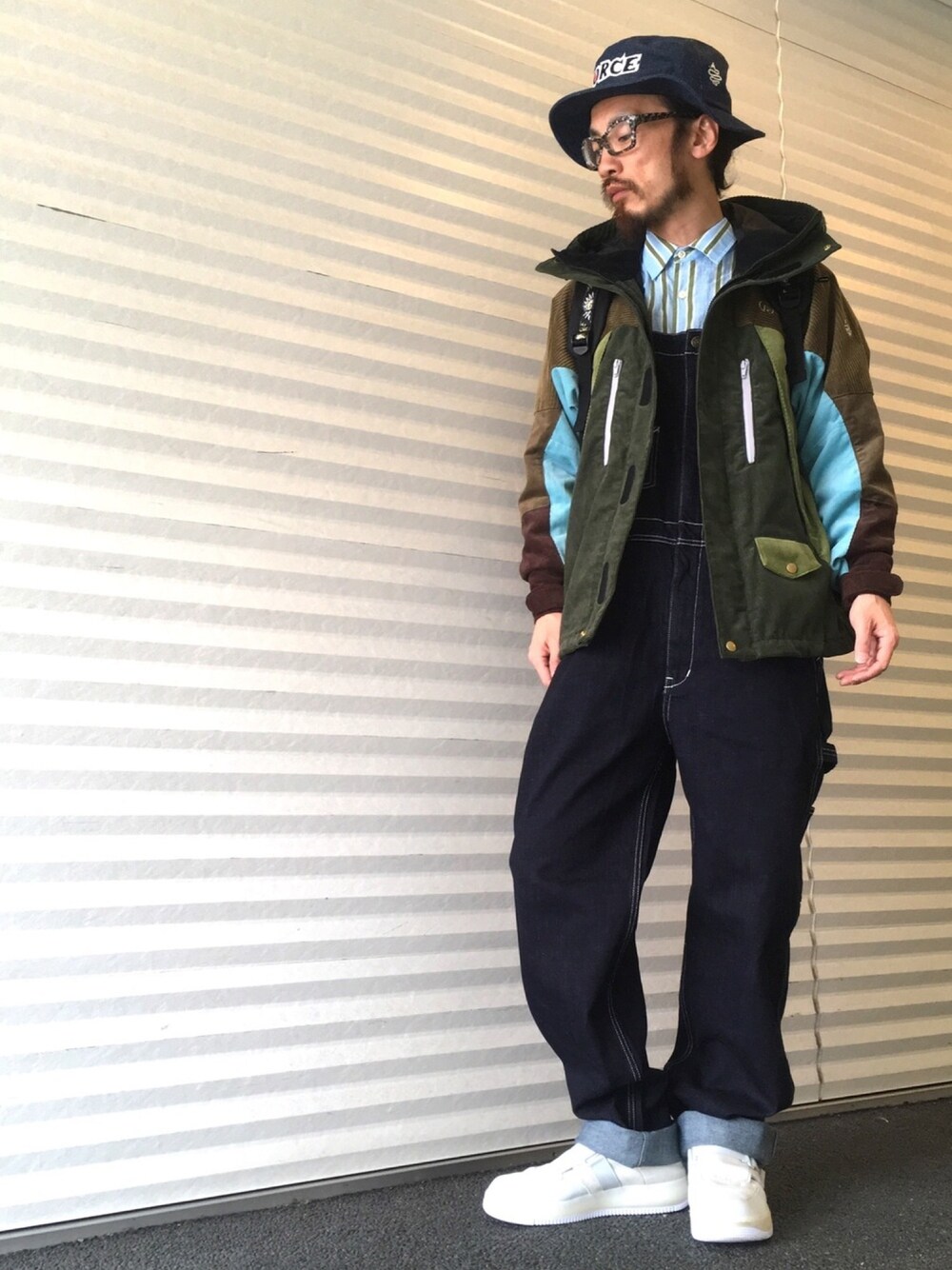 「ALDIES、ハット、マウンテンパーカー、シャツスタイル、オーバーオール、カジュアル、シンプル、秋のコーデ、冬コーデ、名古屋」｜「ALDIESのForce Hat　フォースハット（ハット、ブルー系）」を使った、りょうさん（メンズ・171cm）の秋コーディネートの1枚目の写真