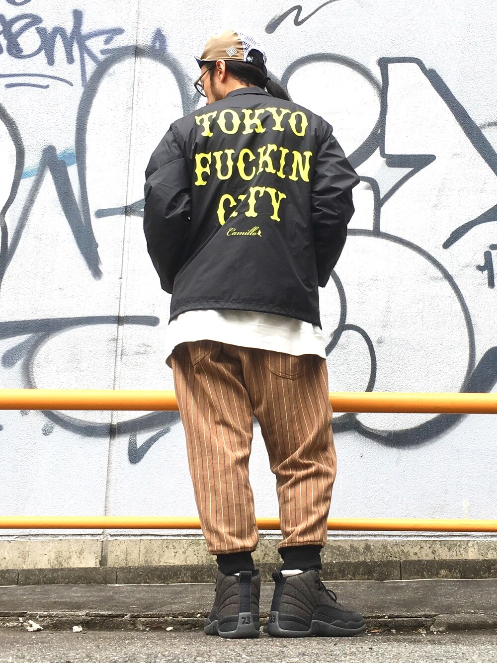 「ALDIES、ELDORESO、キャップ、コーチジャケット、ビッグシルエット、ロンT、イージーパンツ、ストライプパンツ、カジュアル、休日スタイル」｜「ELDORESOのSign Jet Cap / サインジェットキャップ（キャップ、ベージュ系）」を使った、りょうさん（メンズ・171cm）の秋コーディネートの1枚目の写真