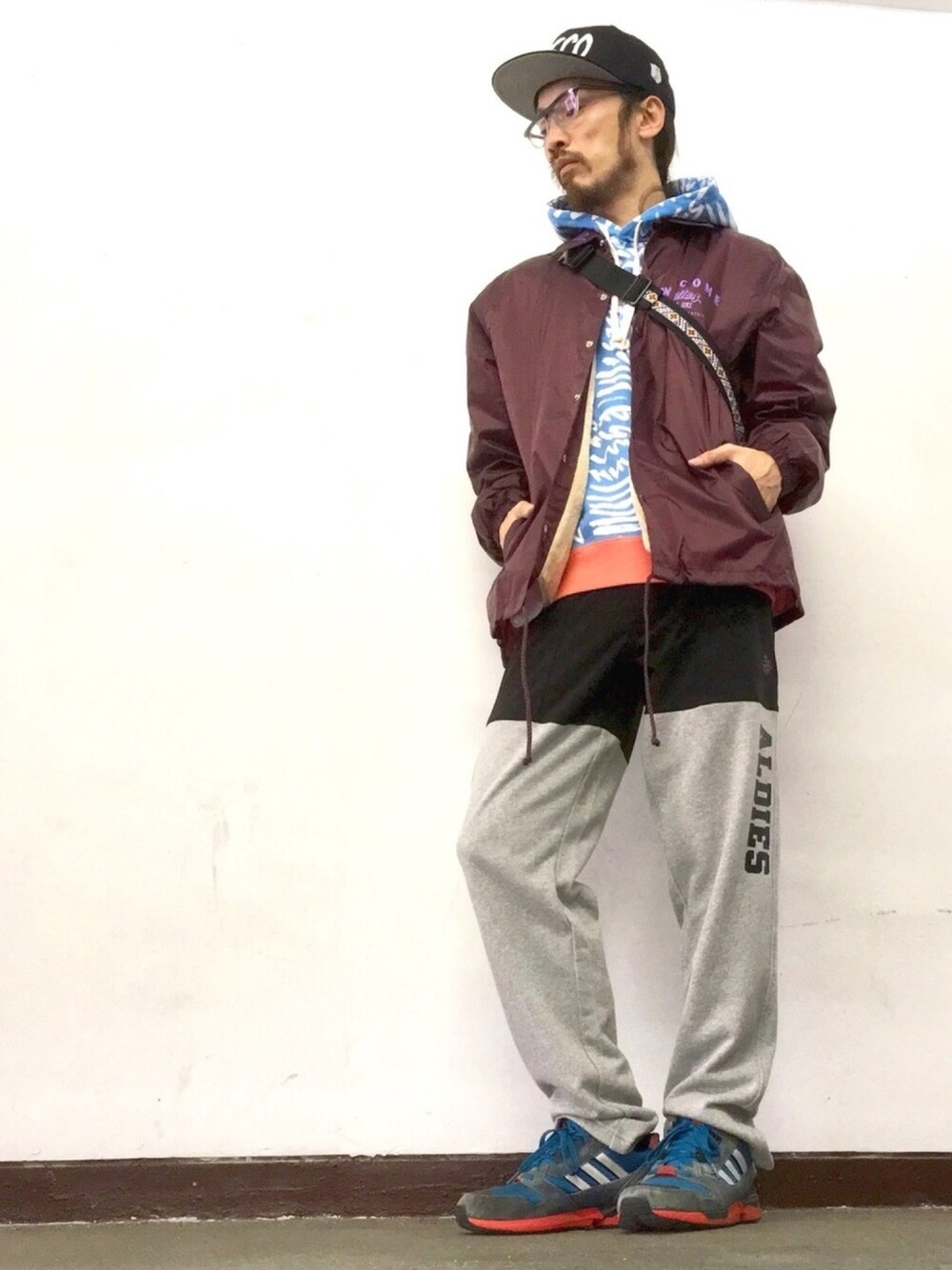 「キャップ、ALDIES、パーカー、コーチジャケット、イージーパンツ、秋のコーデ、冬コーデ、カジュアル、秋冬コーデ、名古屋」｜「ALDIESの【SPACELORZ】DISCO CAP（キャップ、ブラック系）」を使った、りょうさん（メンズ・171cm）の秋コーディネートの1枚目の写真