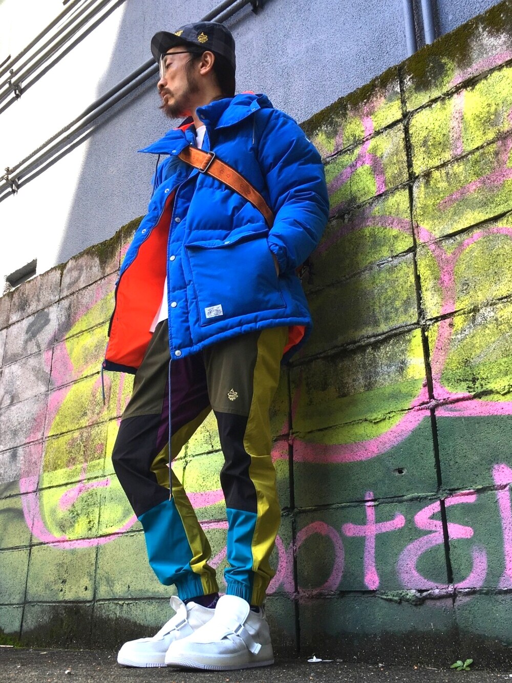 「ALDIES、キャップ、ダウンジャケット、ロンT、ジョガーパンツ、スポーツミックス、冬コーデ、冬、イージーパンツ、名古屋」｜「ALDIESのL&J Cap ラブ&ジョークキャップ（キャップ、グレー系）」を使った、りょうさん（メンズ・171cm）の秋コーディネートの1枚目の写真
