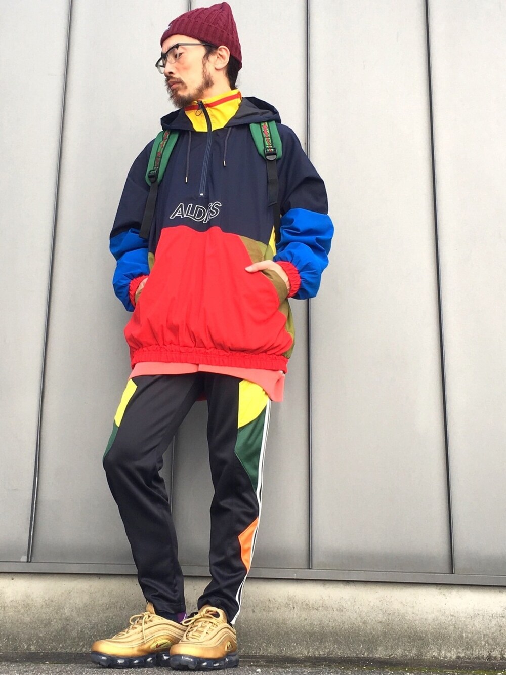 「ALDIES、ニットキャップ、ナイロンジャケット、アノラックパーカー、トラックパンツ、スポーティ、スウェット、ビッグシルエット、秋のコーデ、名古屋」｜「ALDIESのALDIES Light Knit Cap アールディーズライト ニットキャップ（ニットキャップ/ビーニー、レッド系）」を使った、りょうさん（メンズ・171cm）の秋コーディネートの1枚目の写真